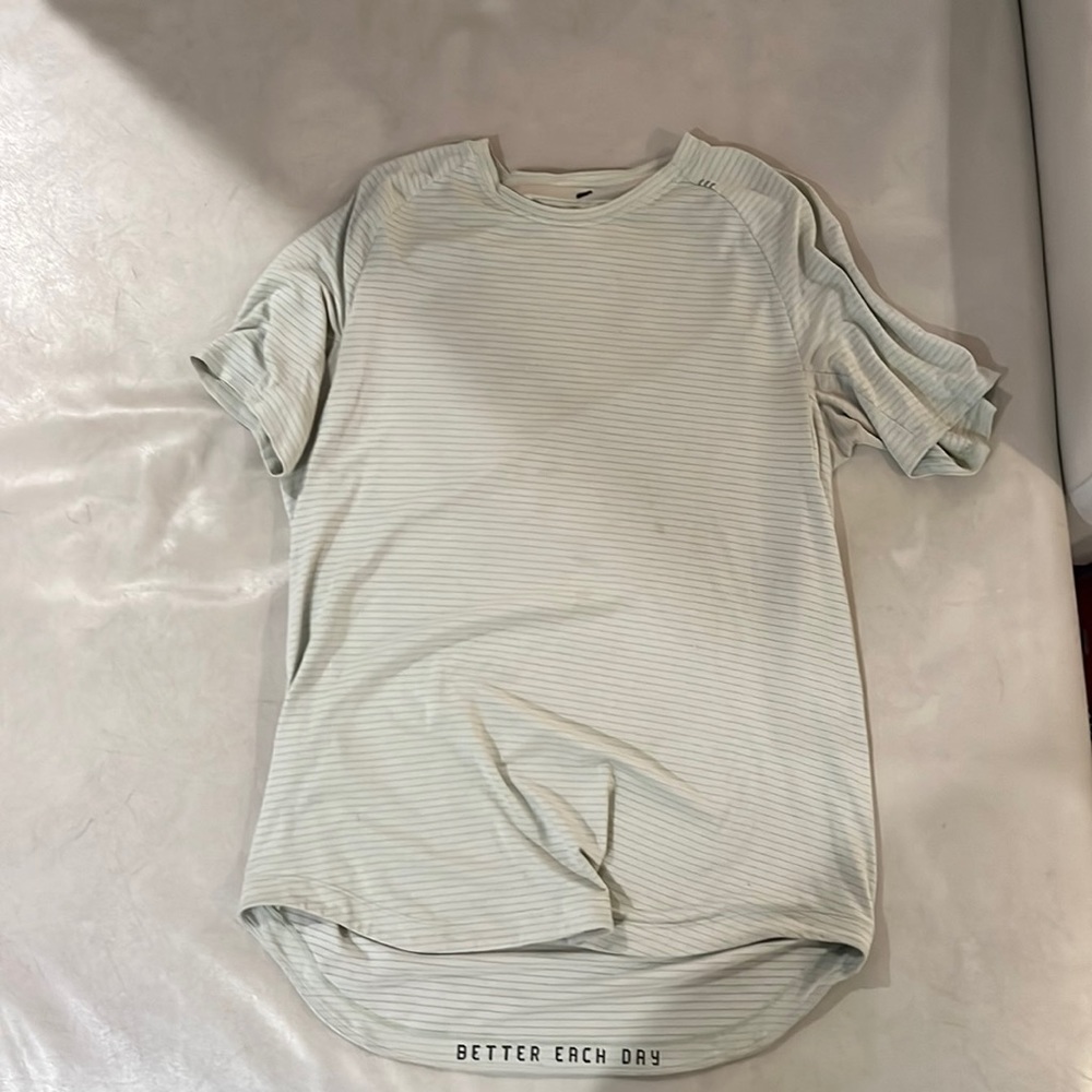 LULULEMON TSHIRT